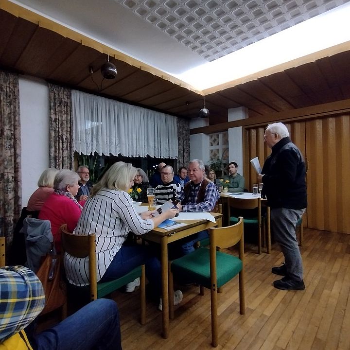Hans Schwender bei seinem Referat über die Wirtschaft und die Kreispolitik